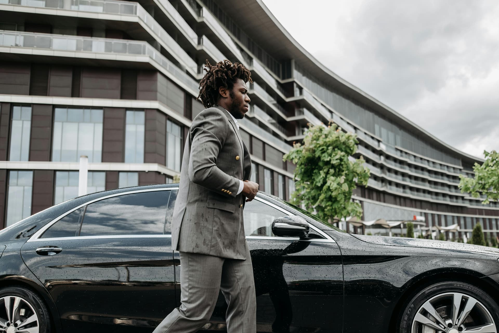 Top Reasons to Choose VIATAS for Luxury Car Service