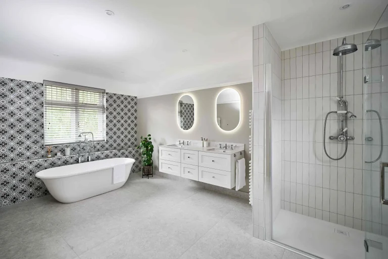 elegant-bathroom-with-statement-tiles