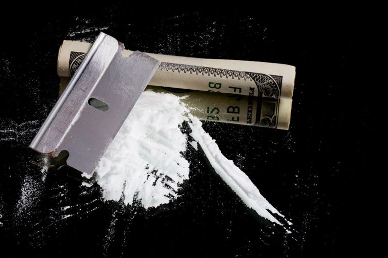 How-to-Identify-Cocaine-by-Touch-Taste-Look-and-Smell-img